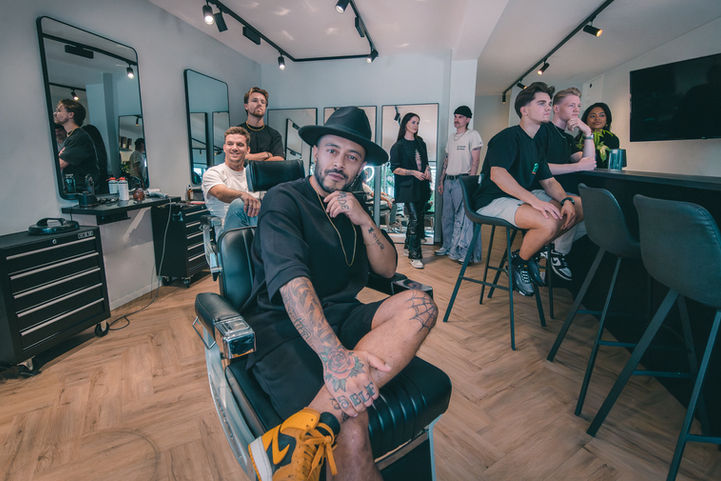 Team van barbers in Darios Barbershop in Haarlem poseert voor een groepsfoto.