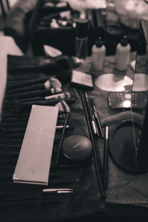 Zwart-wit detailfoto van make-up tools en beautyproducten, zorgvuldig klaargelegd voor de bruid op haar trouwdag. Een sfeervol beeld van de voorbereidingen vastgelegd door een trouwfotograaf uit Haarlem.