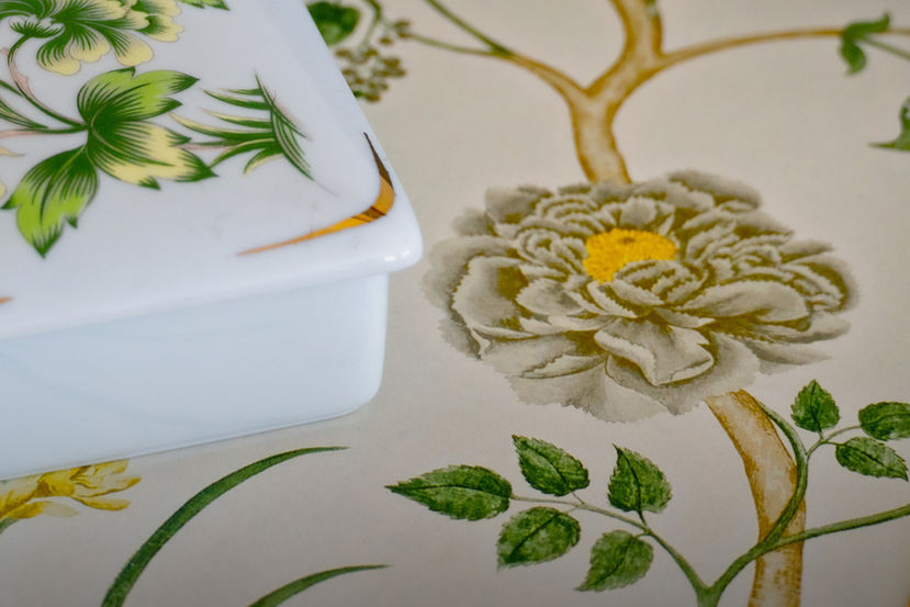Detailansicht - antike Porzellandose. Foto: (c) ottilie