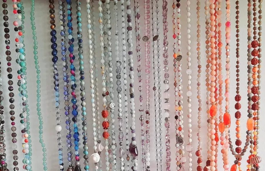 Fertige Armbänder mit echten Edelsteinen