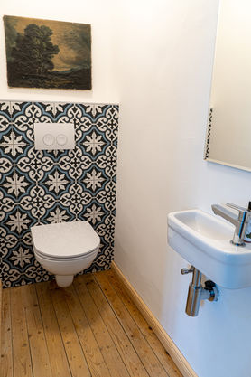 Toilette mit Waschbecken. Foto: (c) ottilie