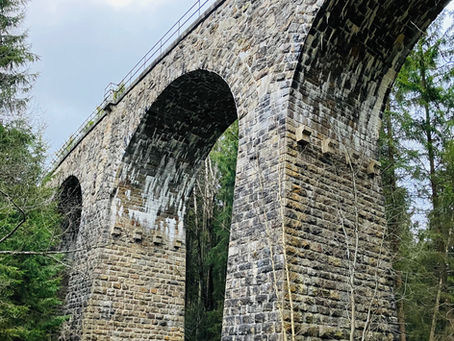 Eine vergessene Bahnbrücke im Wald von Ottenschlag 