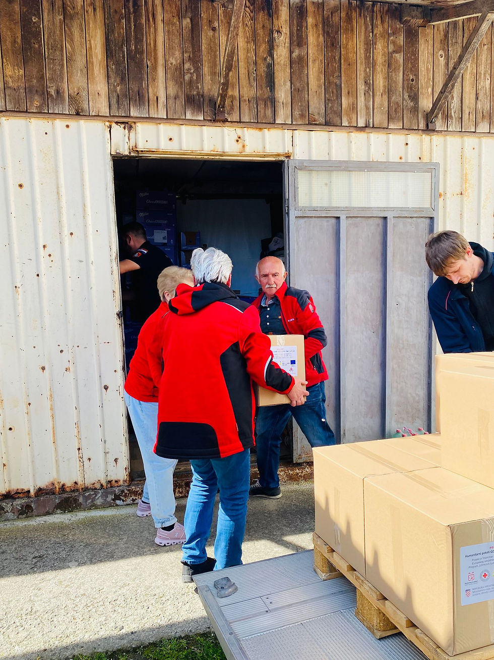Preuzimanje "Humanitarnih paketa GDCK-a Virovitica i partnera" koji se financira iz Europskog socijalnog fonda.