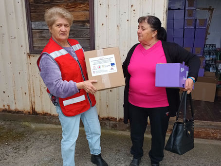 Podijela "Humanitarnih paketa GDCK-a Virovitica i partnera" koji se financira iz Europskog socijalnog fonda.