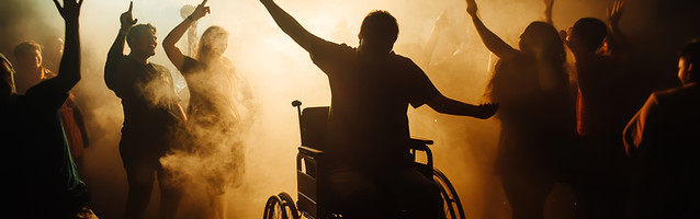 homme-handicape-en-fauteuil-roulant-dansant-lors-d-un-festival-de-musique-dans-une-boite-d