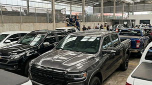 Avaliar o estado de um carro de leilão antes de comprar exige analisar quatro elementos em sequência: o edital completo do lote, o laudo técnico ou descrição detalhada do veículo, as fotos oficiais disponibilizadas pela casa de leilões e, sempre que possível, uma vistoria presencial antes do arremate. Quem executa essas etapas com rigor consegue estimar o custo total da compra com precisão e evita a principal armadilha dos leilões de veículos, que é arrematar um bem com custo de reparo maior do que a economia gerada pelo lance abaixo do mercado.