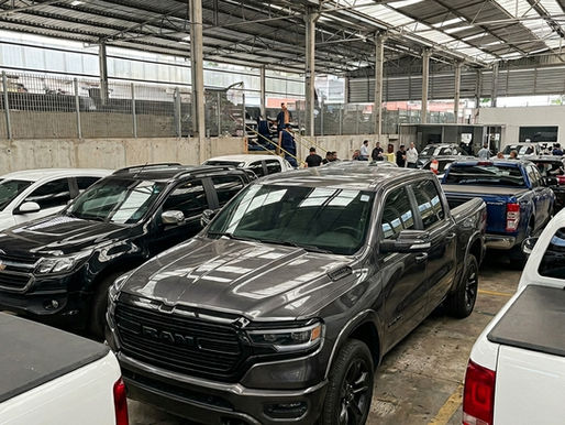 Avaliar o estado de um carro de leilão antes de comprar exige analisar quatro elementos em sequência: o edital completo do lote, o laudo técnico ou descrição detalhada do veículo, as fotos oficiais disponibilizadas pela casa de leilões e, sempre que possível, uma vistoria presencial antes do arremate. Quem executa essas etapas com rigor consegue estimar o custo total da compra com precisão e evita a principal armadilha dos leilões de veículos, que é arrematar um bem com custo de reparo maior do que a economia gerada pelo lance abaixo do mercado.