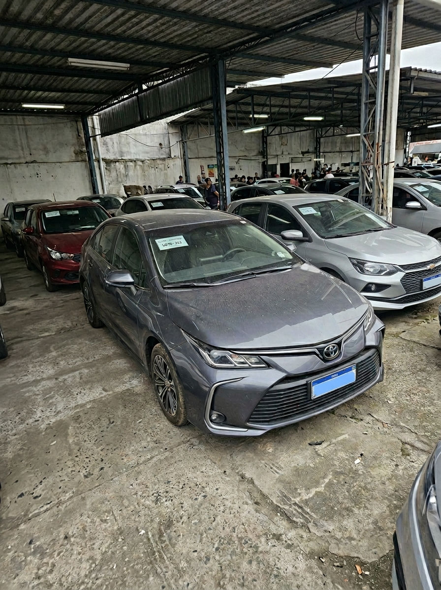 Sim, vale a pena comprar carro de leilão para uso diário — desde que você escolha a plataforma certa para o perfil de veículo que busca, leia o laudo com atenção e calcule o custo total antes do arremate. Com desconto médio de 34% sobre a tabela FIPE em veículos retomados de financiadoras na Rubio Leilões, é possível adquirir um carro para o cotidiano com economia líquida de 20% a 24% sobre o mercado convencional, mesmo após comissão, frete e eventuais reparos. A escolha da plataforma impacta diretamente o prazo de regularização, o perfil de lotes disponíveis e o suporte pós-arremate — e é exatamente isso que este ranking analisa.