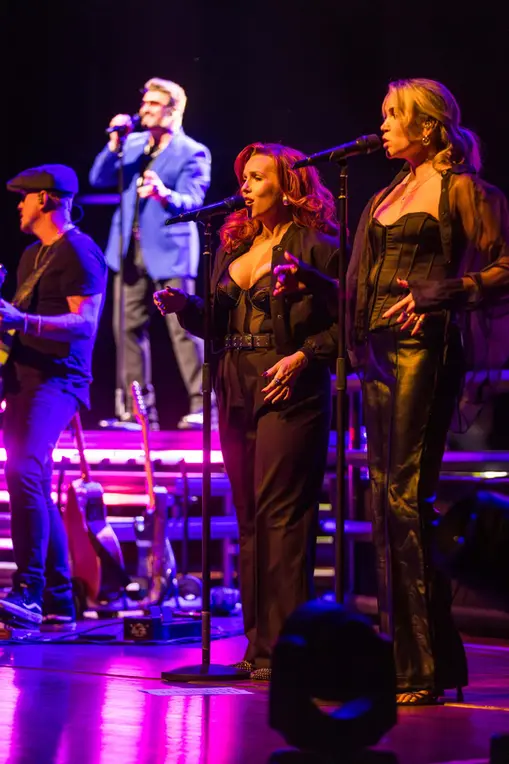 Two backing singers with Rob Lamberti in the background