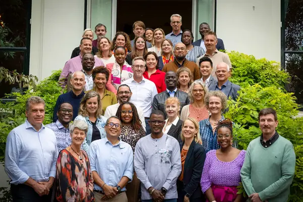 Een grote groepsfoto van een team tijdens een zakelijke bijeenkomst in Den Haag door een evenement fotograaf.