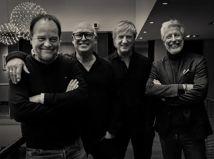 Zwart-wit groepsportret van zakelijk team in studio – portretfotografie Rotterdam