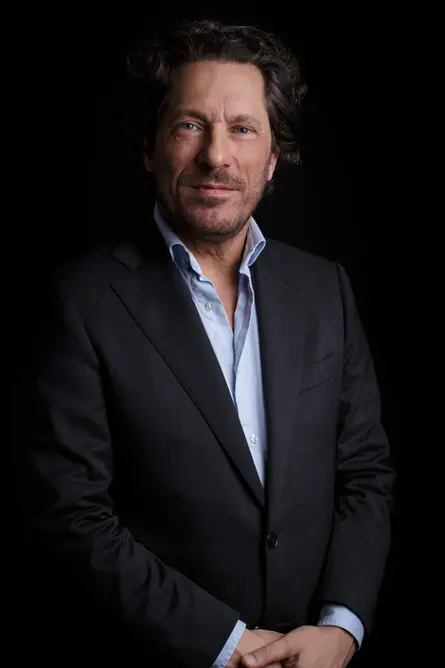 Zakelijk portret van man tegen donkere achtergrond in studio – portretfotografie Rotterdam