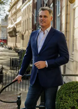 Zakelijk portret van man in pak op stedelijke locatie – professionele portretfotografie