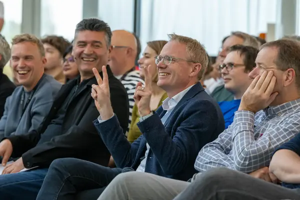 Lachend publiek tijdens een congres in Den Haag, perfect passend bij professional event photos den haag.