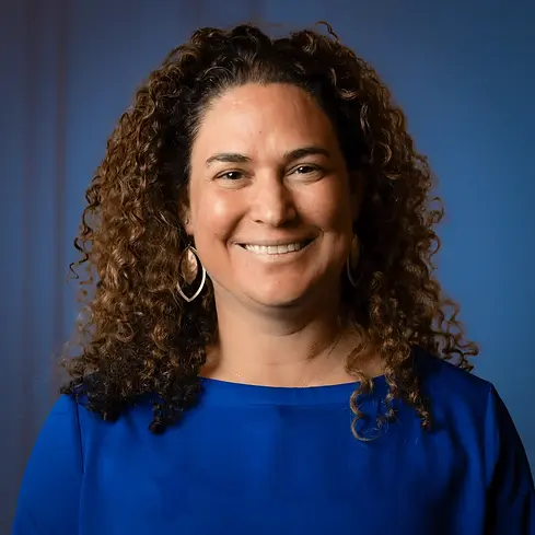 LinkedIn profielfoto van vrouwelijke professional, natuurlijk en professioneel portret in Den Haag