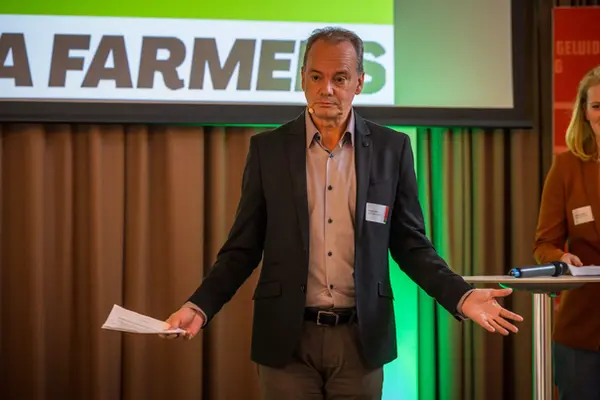 Keynote spreker op podium tijdens corporate event in Amsterdam vastgelegd door zakelijke evenementenfotograaf