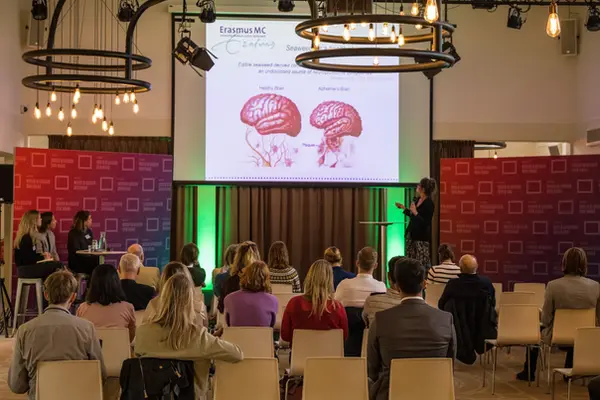 Congrespubliek luistert naar keynote presentatie in Amsterdam gefotografeerd door professionele event fotograaf