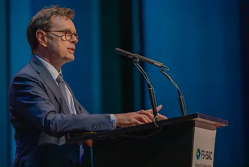 Speaker at the lectern during a FS-ISAC conference, by  conference photographer in Rotterdam