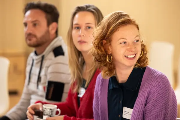 Deelnemers luisteren aandachtig tijdens seminar in Amsterdam gefotografeerd door event fotograaf