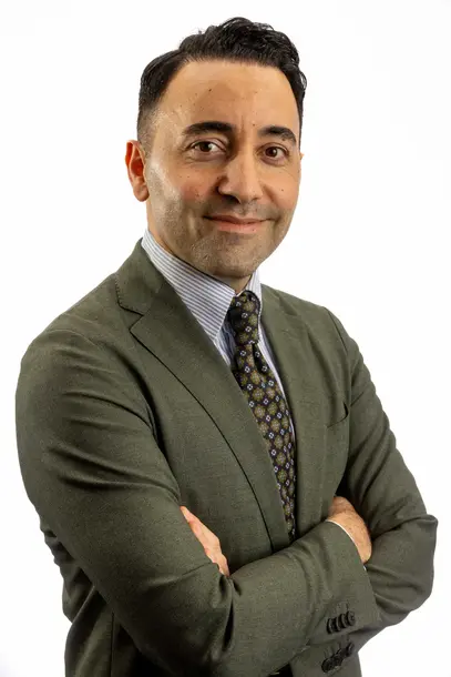 Zakelijk studioportret van man in colbert tegen lichte achtergrond – portretfotografie Rotterdam