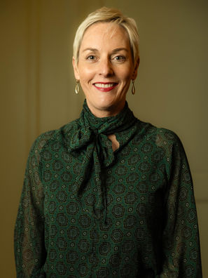 Zakelijk portret van vrouw in groene blouse in studio – bedrijfsportret Rotterdam