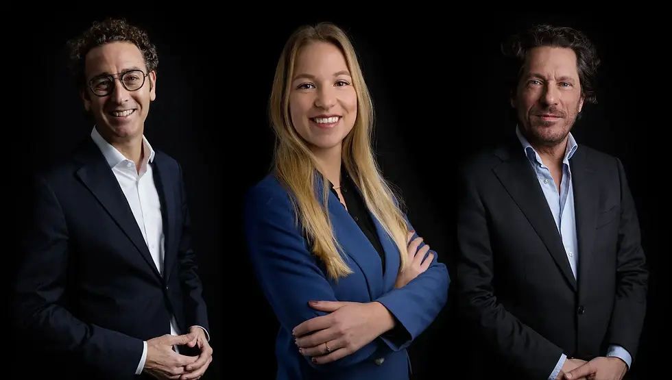 Drie managers poseren voor corporate portret fotografie.