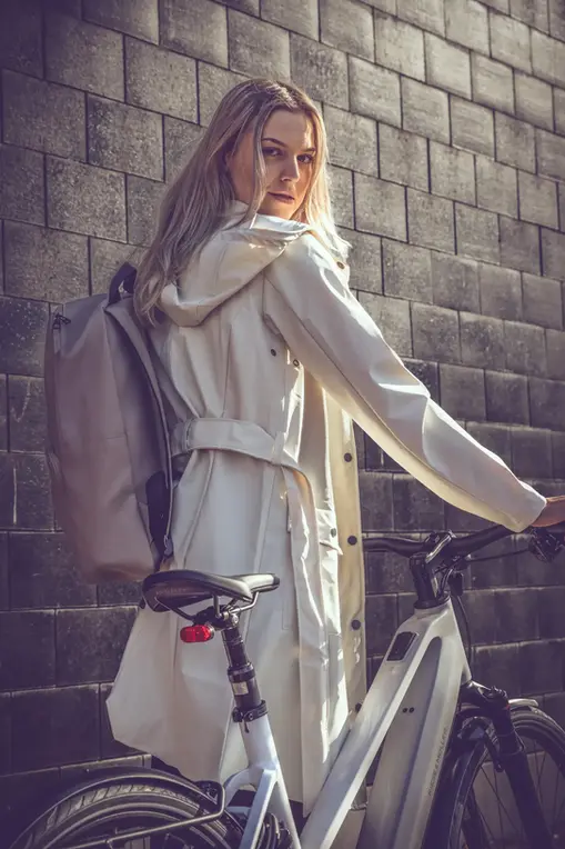 Vrouw rijdt elektrische fiets in stedelijke omgeving