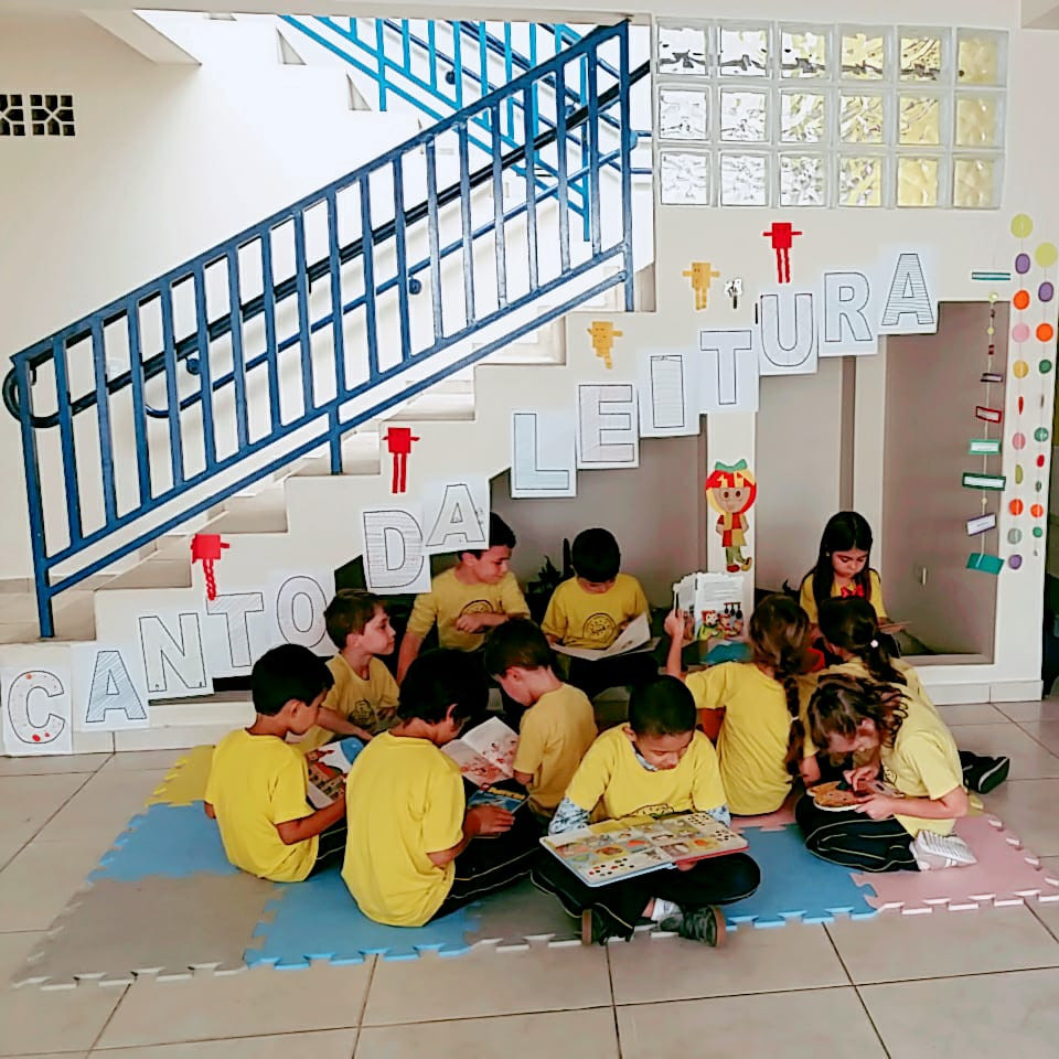 Grupo de crianças lendo livros