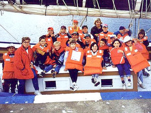 Alumnes d'una escola embarcats sobre "El Rafael" participant al programa "Viu la Mar" promogut en aquells moments pel Museu de la Pesca de Palamós i per l’Associació Educació i Gestió en el Lleure l’Empordà