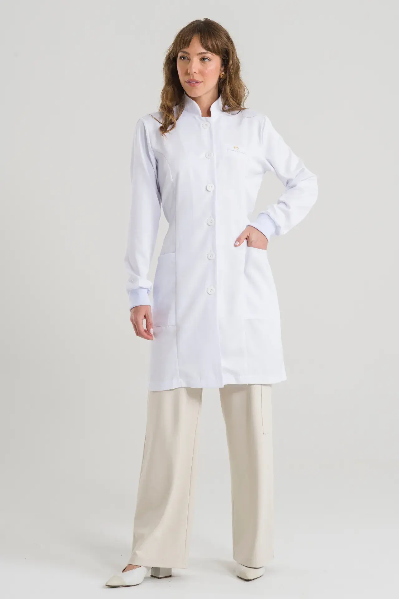 Bata manga larga con lazo y botones