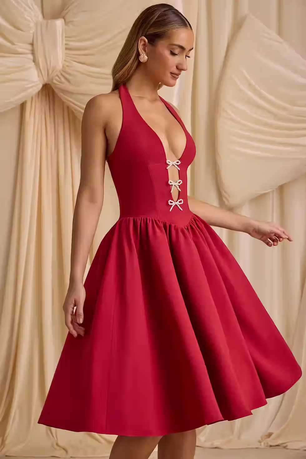 Miniatura: Vestido escotado con moños de perlas