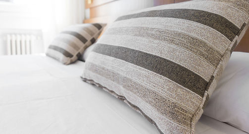 almohadas en el colchón