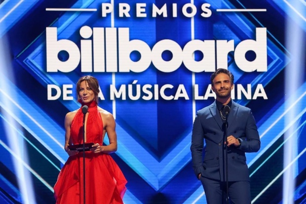 Silvia Navarro i Olsvado Benevides podczas niedawnej gali nagród Billboard dla muzyki latynoskiej / fot. Telemundo