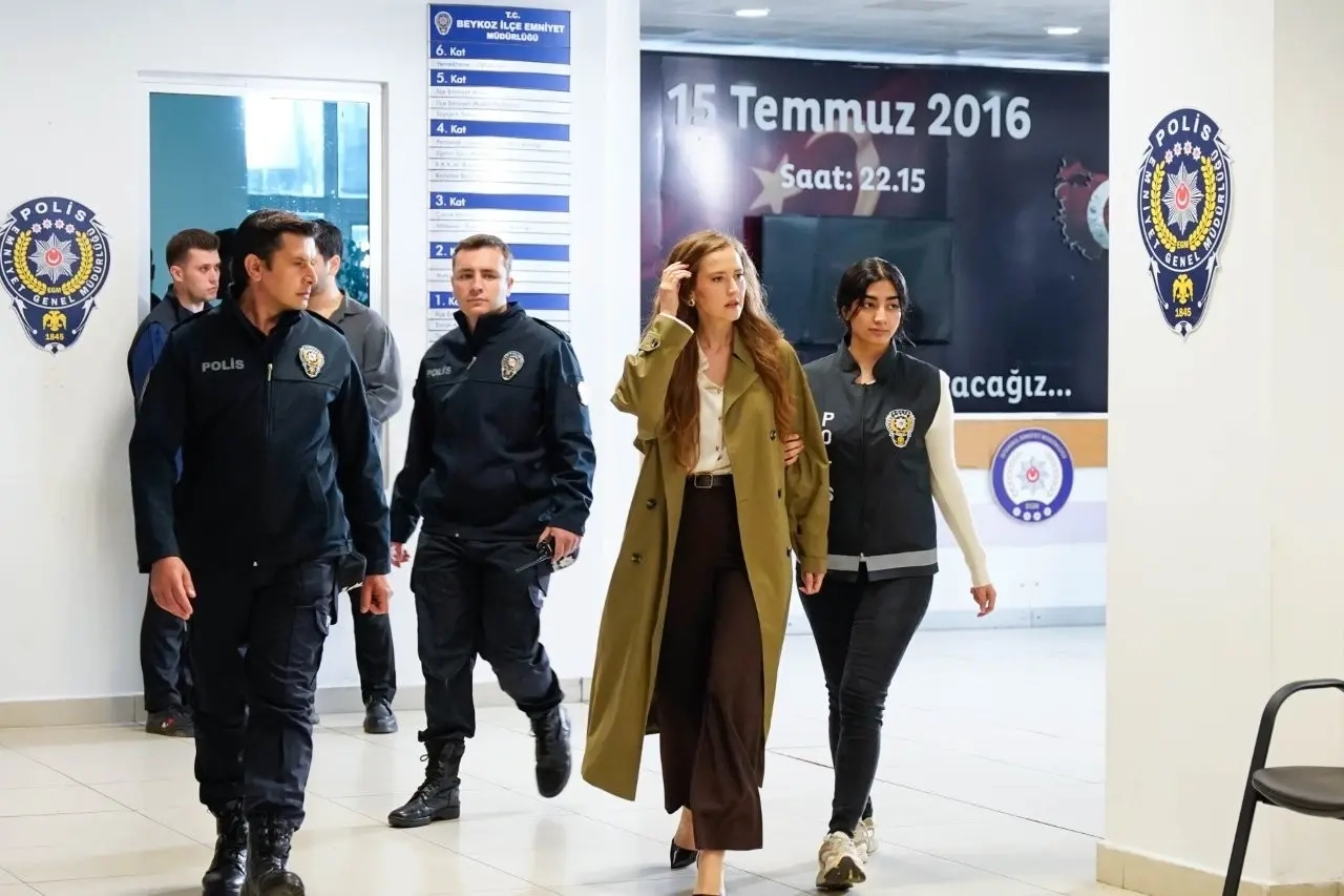 Zdjęcie do artykułu: "Róże i grzechy" – Odcinek 99: Hayal donosi na matkę. Berrak trafia w ręce policji! (streszczenie)