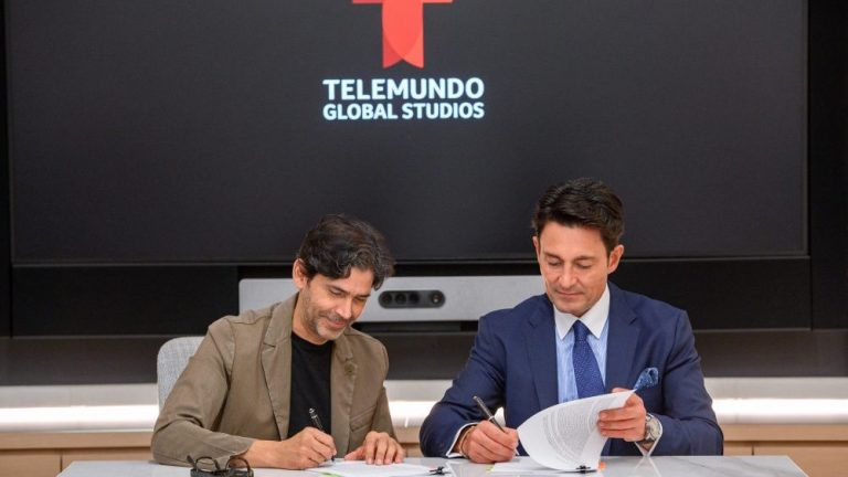 Fernando Colunga podczas podpisywania kontraktu na udział w przyszłych telenowelach / fot. Telemundo