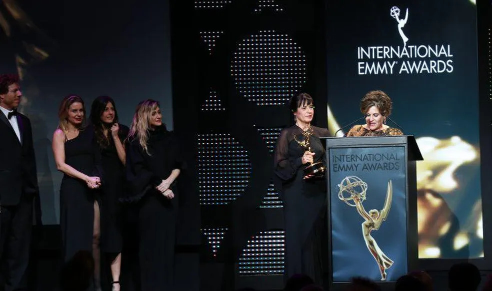 Fábio Strazzer, Paula Burlamaqui, Joana Jabace, Amora Mautner, Thelma Guedes i Duca Rachid na rozdaniu nagród Emmy, 2014 / fot. Globo