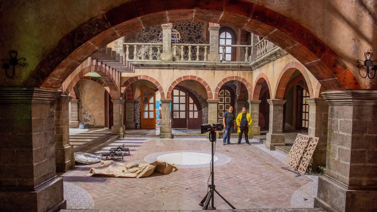 Naturalne plenery przenikały sie ze specjalnie zbudowanymi scenografiami, jak hacjenda "La abandonada" / fot. Televisa