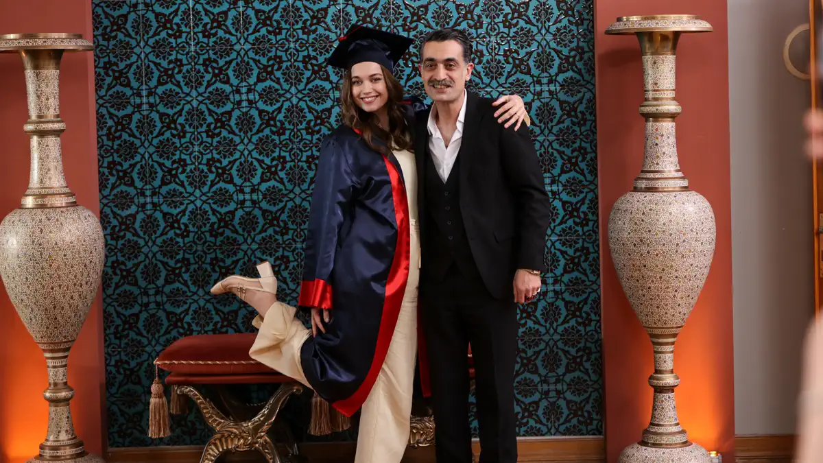 Zdjęcie do artykułu: "Złoty chłopak" – Odcinek 328: Seyran kończy studia. Podczas świętowania Duru i Hatice znikają! (streszczenie)