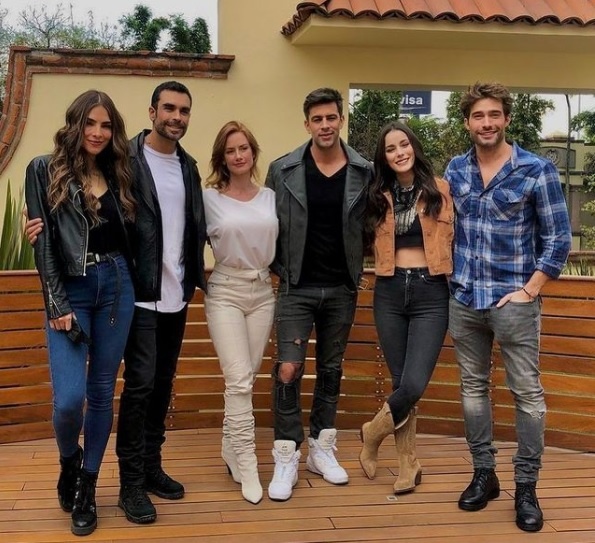 Aktorzy przygotowują się do rozpoczęcia pracy na planie telenoweli "Corazón guerrero". Od lewej Alejandra Espinoza, Gonzalo Garcia Vivanco, Altair Jarabo, Christian de la Campa, Oka Giner i Rodrigo Guirao / fot. Televisa