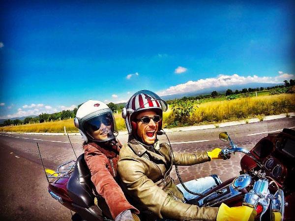 Podczas motocyklowych eskapad Sebastianowi często towarzyszy Angelique Boyer. Zakochani uwielbiają spędzać wspólnie każdą wolną chwilę / fot. Instagram
