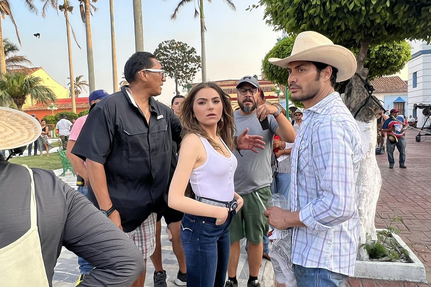 Sofía Castro i Andrés Palacios podczas nagrywania jednej ze scen do nowej wersji "Hacjendy La Tormenta" / fot. Televisa