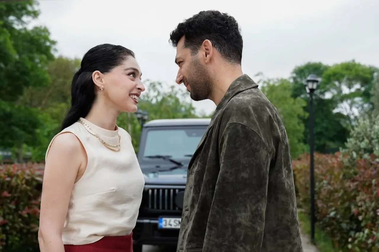 Zdjęcie do artykułu: "Róże i grzechy" – Odcinek 100: Zeynep i Serhat planują wyjazd, a tajemnicza przesyłka zwiastuje kłopoty (streszczenie)
