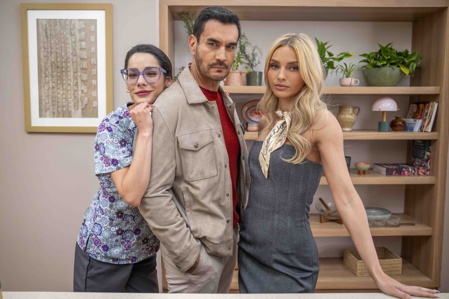 Oka Giner, David Zepeda i Irina Baeva na planie telenoweli "Tam cerca de ti" / fot. Televisa