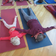 Børn der dyrker yoga