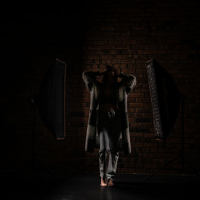 Silhouette einer Frau im Fotostudio vor Backsteinwand