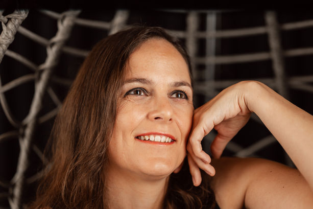 Portrait einer lächelnden Frau in Studiofotografie