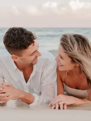 Sesión de fotos para pareja en Playa del Carmen: una historia real, sexy y empapada de arena