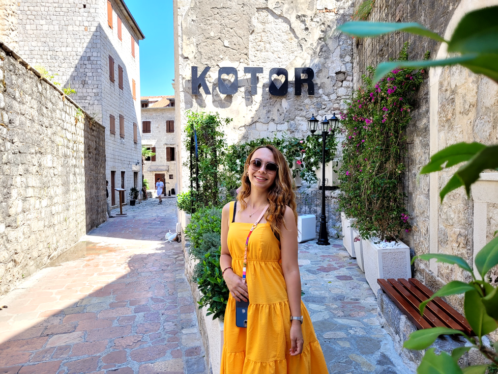 Kotor eski şehir içerisinde Kotor yazısı