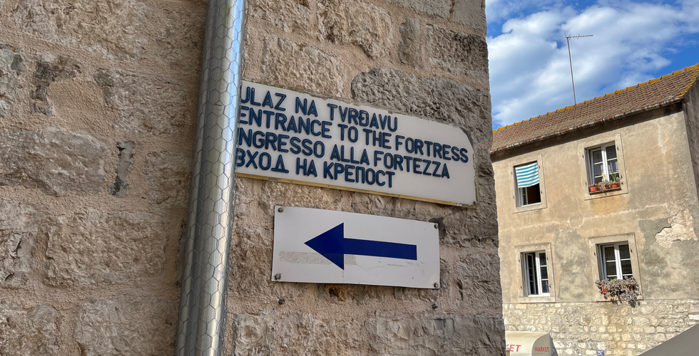 Kotor Kalesi yol tarifi tabelası