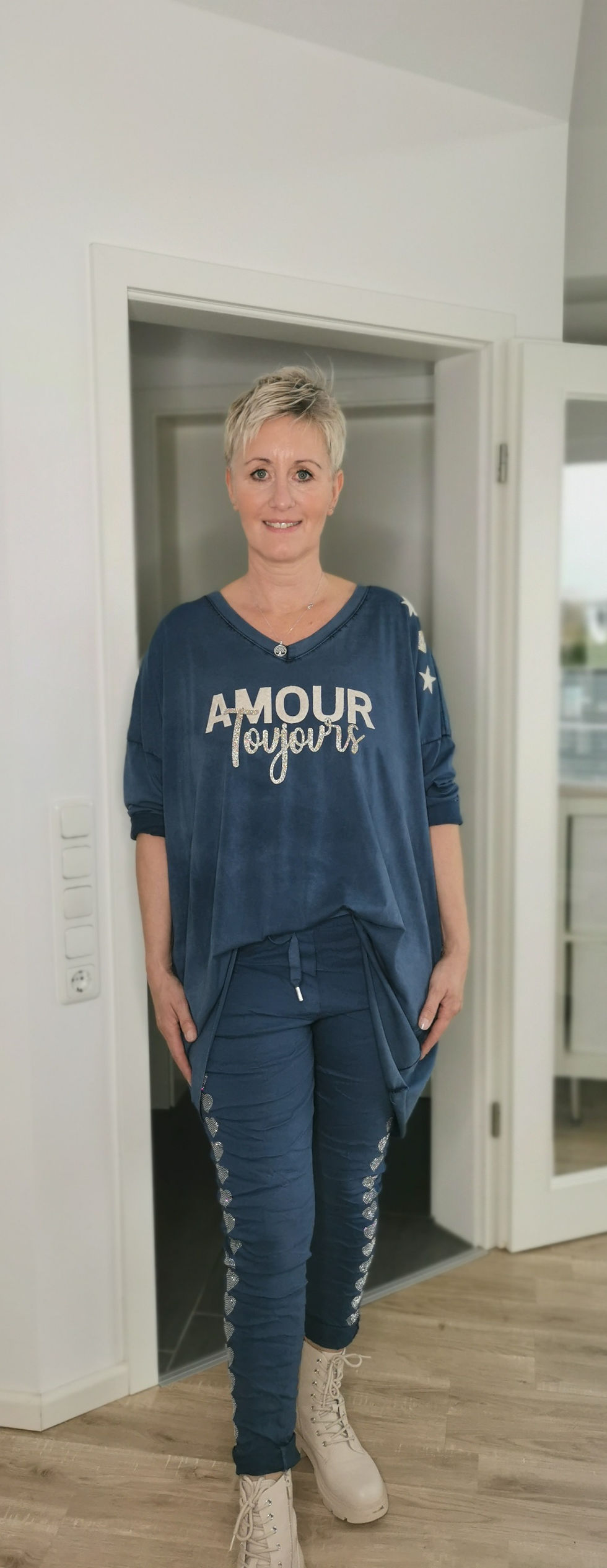 Miniaturbild: Jogpants blau und taupe mit Glitzerherzen